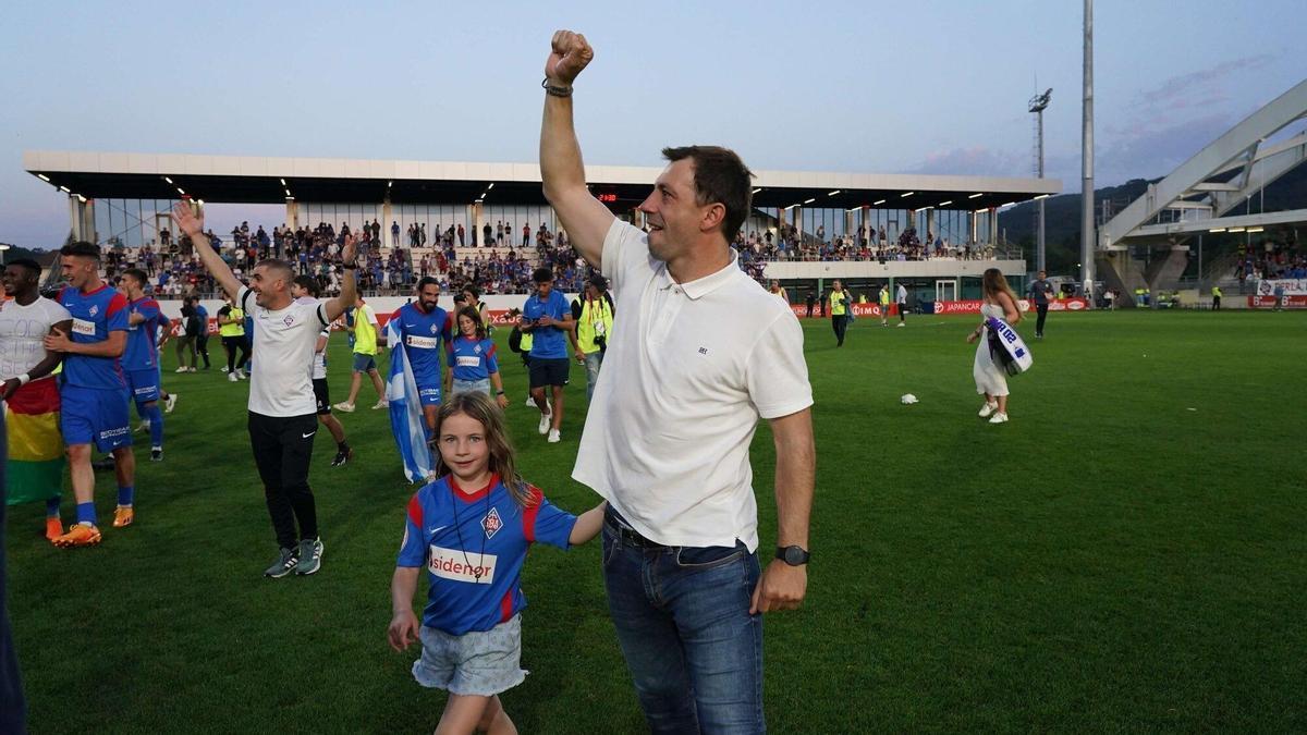 Haritz Mujika celebra, puño en alto, el ascenso a Segunda División del Amorebieta.