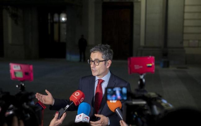 El ministro Bolaños comparece ante los medios.