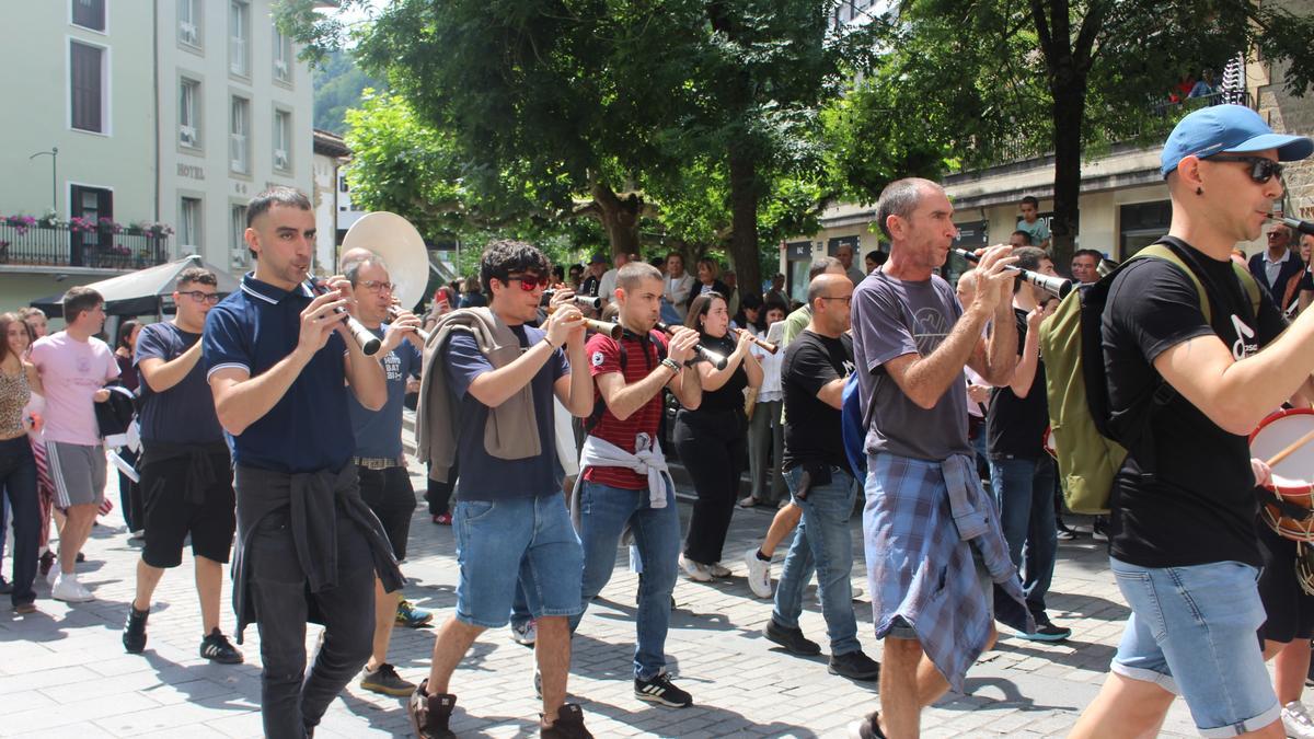 Celebración a ritmo de gaita el pasado 6 de junio, que reunió también a dantzaris y la comparsa de gigantes.