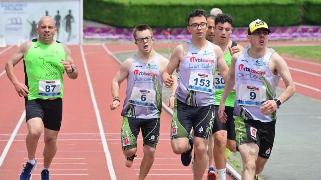 Markel García, atleta del club local y con el número 6 en la imagen, batió el récord de España de 800 metros en categoría T-21