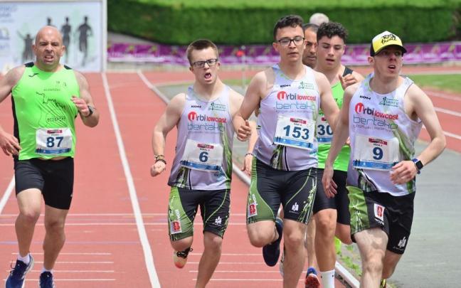 Markel García, atleta del club local y con el número 6 en la imagen, batió el récord de España de 800 metros en categoría T-21