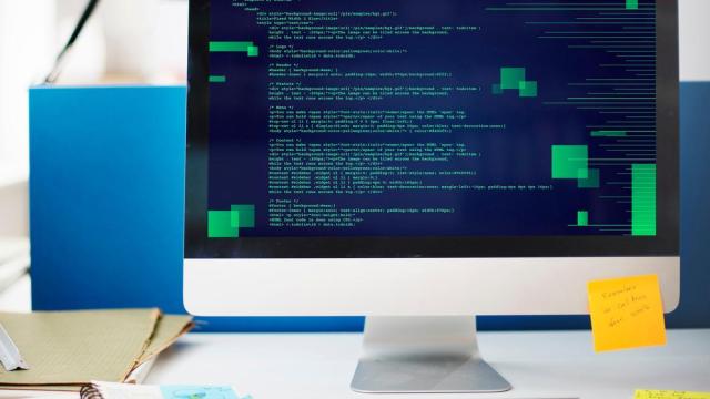 Pantalla de ordenador con códigos de programación de un sitio web.