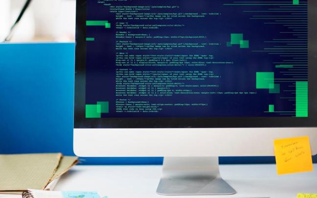 Pantalla de ordenador con códigos de programación de un sitio web.
