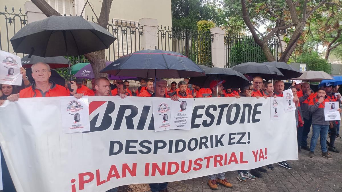 La concentración en Madrid se ha celebrado a pesar de la intensa lluvia y han participado cerca de 300 trabajadores