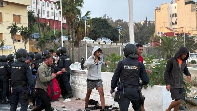 Inmigrantes durante el traslado al campamento en el Puerto de Ceuta.