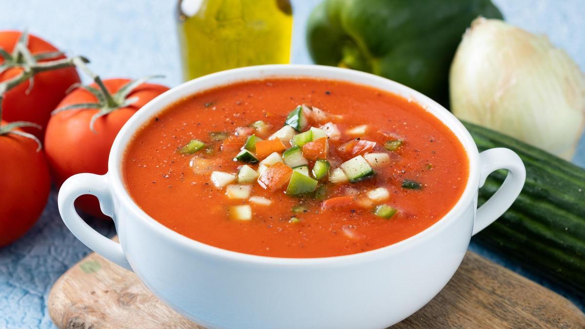 Un gazpacho con sus tropezaones, listo para sacar a la mesa.