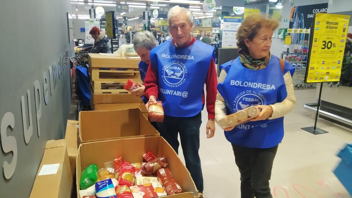 Imagen de archivo de voluntarios participando en la Gran Recogida de Alimentos en Bizkaia| J.M. Martínez, Deia