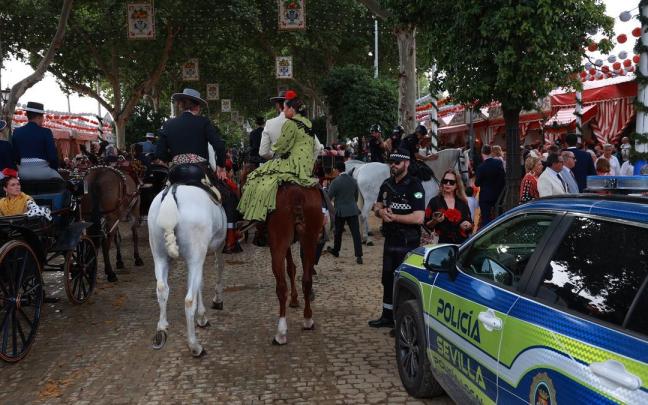 Policía Local en el Real de la Feria del primer día oficial de la semana de farolillos.