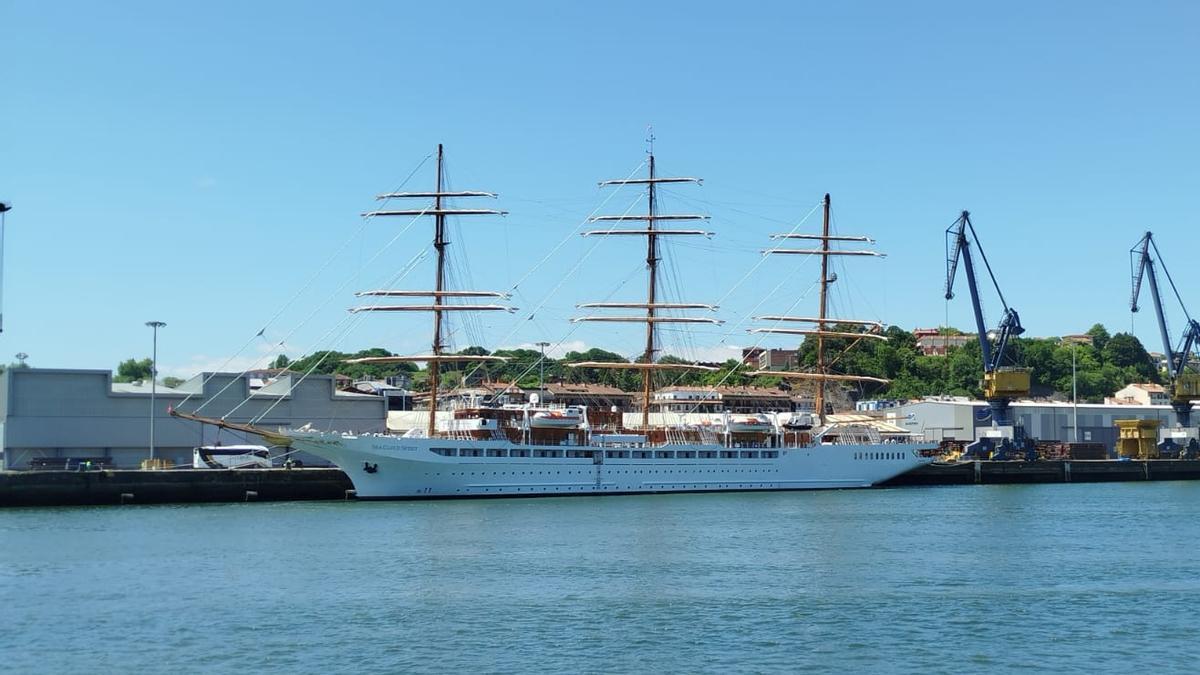 El crucero Sea Cloud Spirit, atracado en el puerto de Pasaia