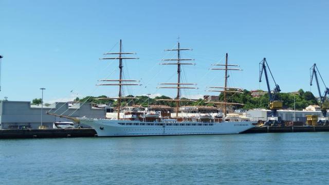 El crucero Sea Cloud Spirit, atracado en el puerto de Pasaia