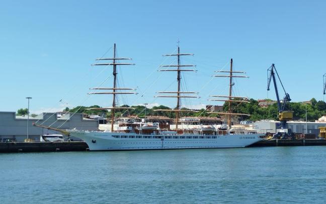 El crucero Sea Cloud Spirit, atracado en el puerto de Pasaia
