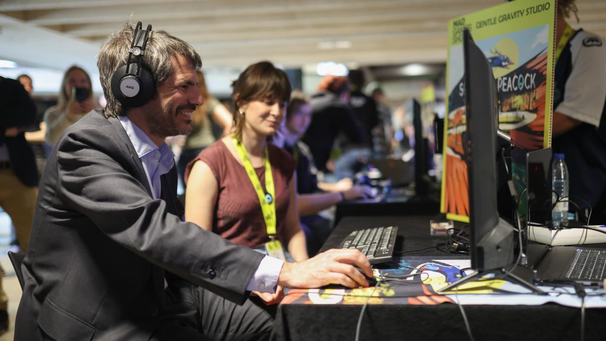 Ernest Urtasun visita la feria del videojuego 'Mad Games Show'