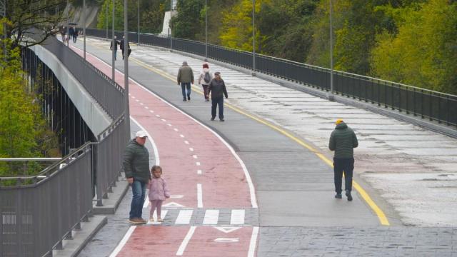 Paseantes en el paseo Estaziño-Azitain, a los pocos días de su apertura.