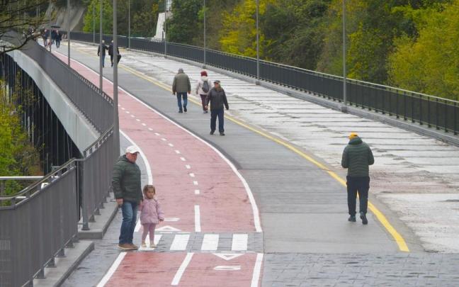 Paseantes en el paseo Estaziño-Azitain, a los pocos días de su apertura.