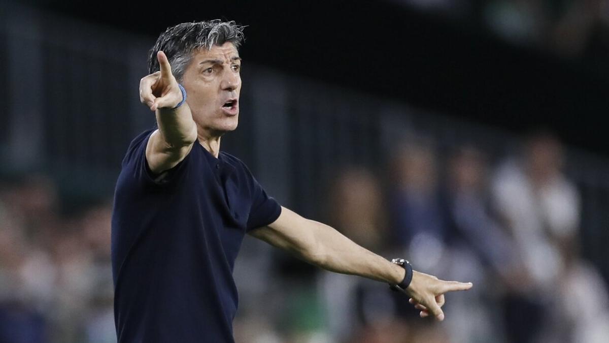 Imanol Alguacil, dando instrucciones durante el partido del Villamarín. / JOSE MANUEL VIDAL