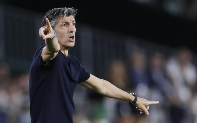 Imanol Alguacil, dando instrucciones durante el partido del Villamarín. / JOSE MANUEL VIDAL