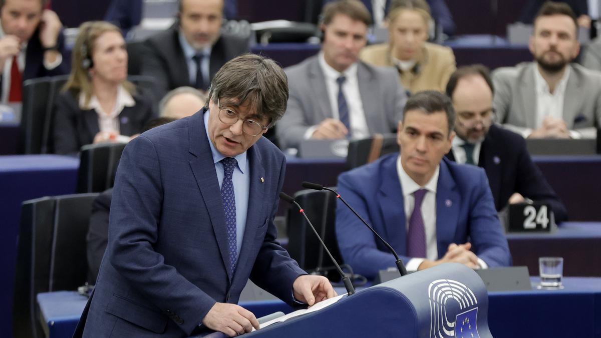 Pedro Sánchez sigue la intervención en el pleno del Parlamento Europeo de Carles Puigdemont.