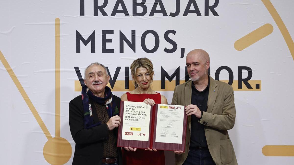 Trabajo y los sindicatos han firmado este viernes el acuerdo de reducción de la jornada laboral.