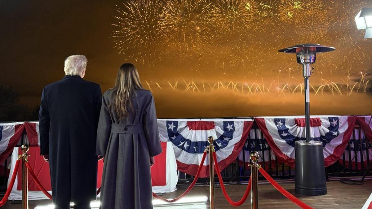 Trump celebra su regreso al poder con fuegos artificiales a las afueras de Washington.