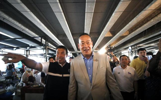 El primer ministro de Tailandia, Srettha Thavisin, llega al Tribunal Constitucional.