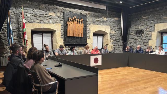 El Pleno de Oiartzun, durante la lectura de la declaración.