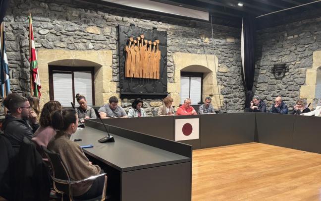 El Pleno de Oiartzun, durante la lectura de la declaración.