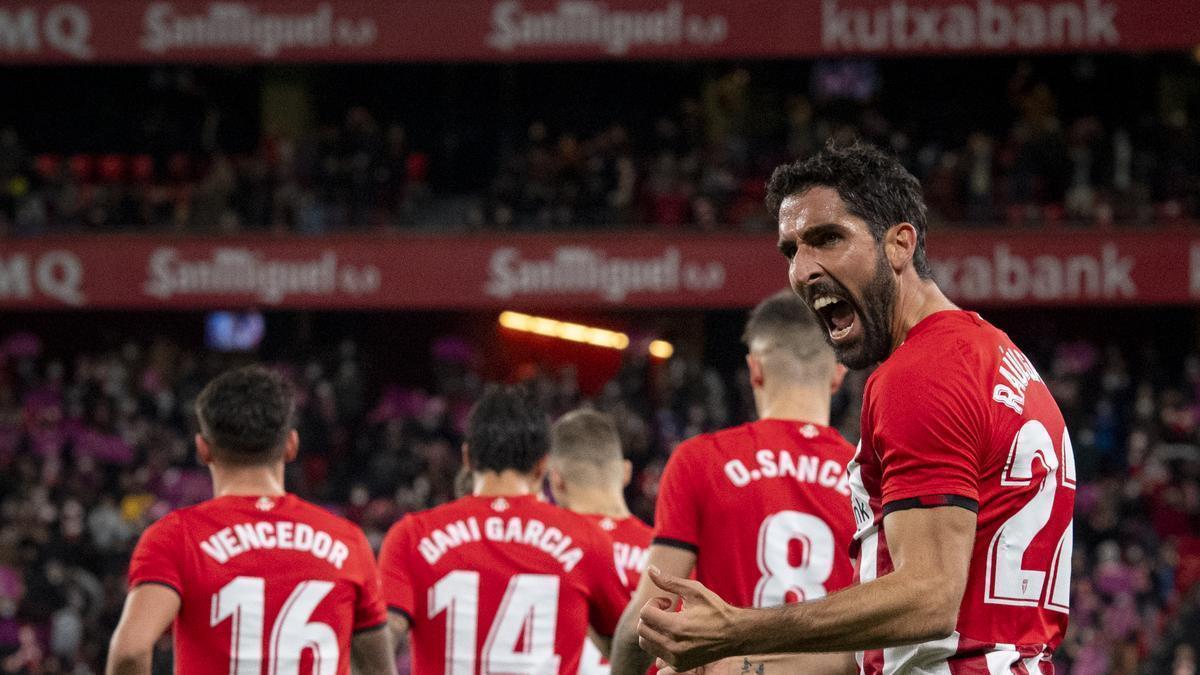 Raúl, celebrando un gol con el Athletic en San Mamés.