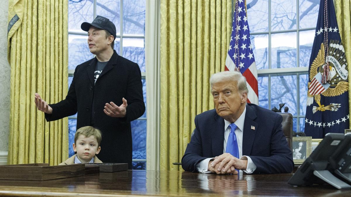 Elon Musk y su hijo, con Donald Trump en el Despacho Oval.