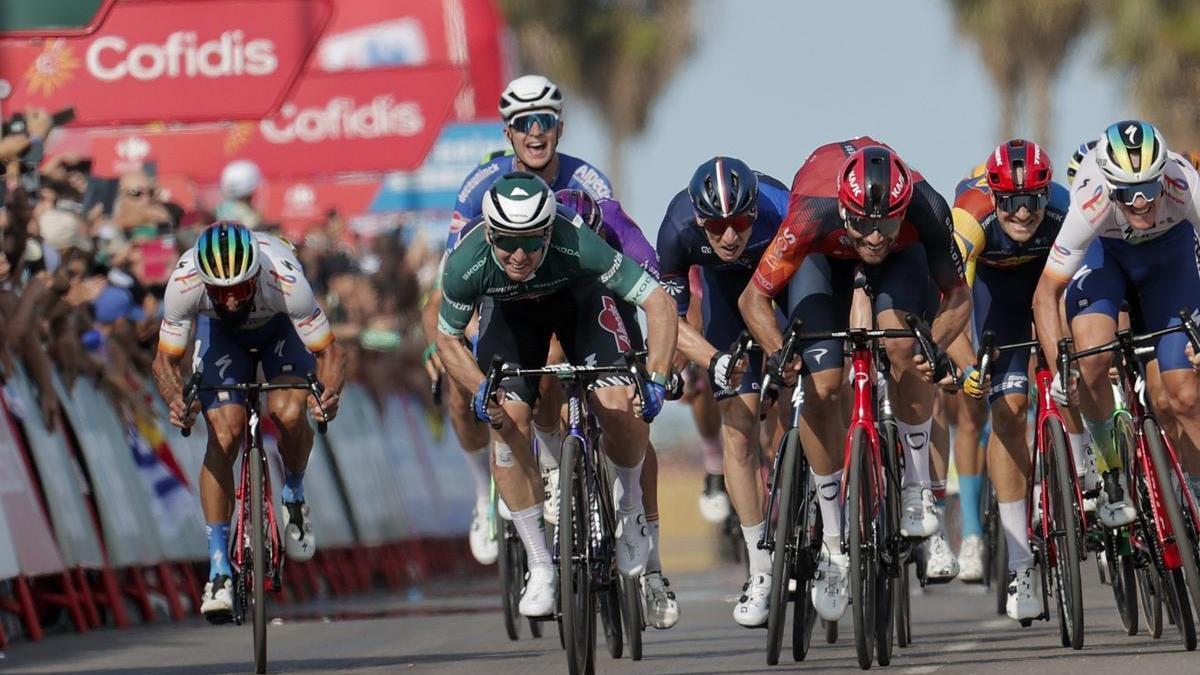 Groves, con el maillot verde, bate a Ganna, para hacerse con su segundo triunfo en la Vuelta.