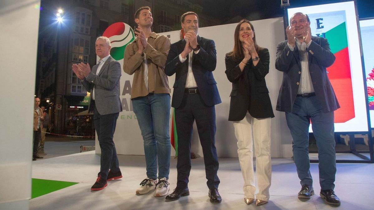 De izquierda a derecha, Iñigo Urkullu, Joseba Díez Antxustegi, Imanol Pradales, Bakartxo Tejeria y Andoni Ortuzar, en el acto de inicio de campaña del PNV.