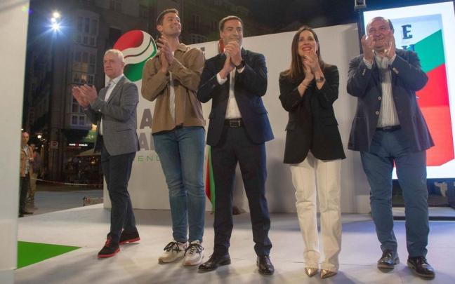 De izquierda a derecha, Iñigo Urkullu, Joseba Díez Antxustegi, Imanol Pradales, Bakartxo Tejeria y Andoni Ortuzar, en el acto de inicio de campaña del PNV.