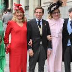 Martínez-Almeida posa con varias de invitadas a su boda con Teresa Urquijo.