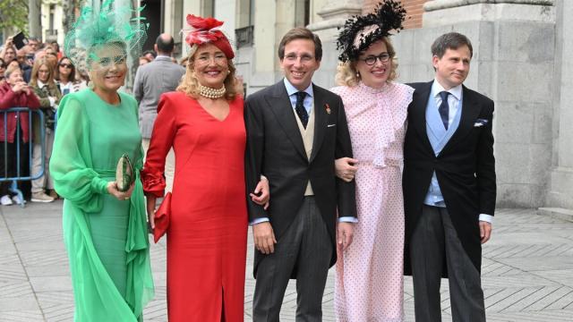 Martínez-Almeida posa con varias de invitadas a su boda con Teresa Urquijo.