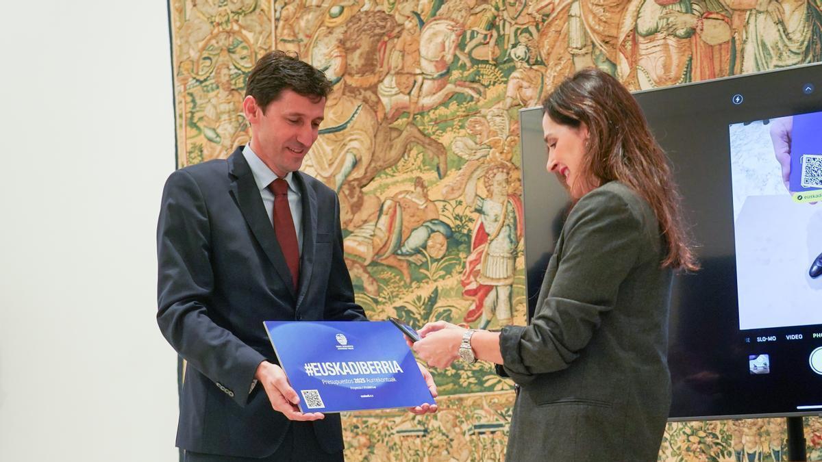 El consejero de Hacienda y Finanzas, Noël d' Ánjou entrega a la presidenta del Parlamento Vasco el Proyecto de Ley de Presupuestos para 2025.