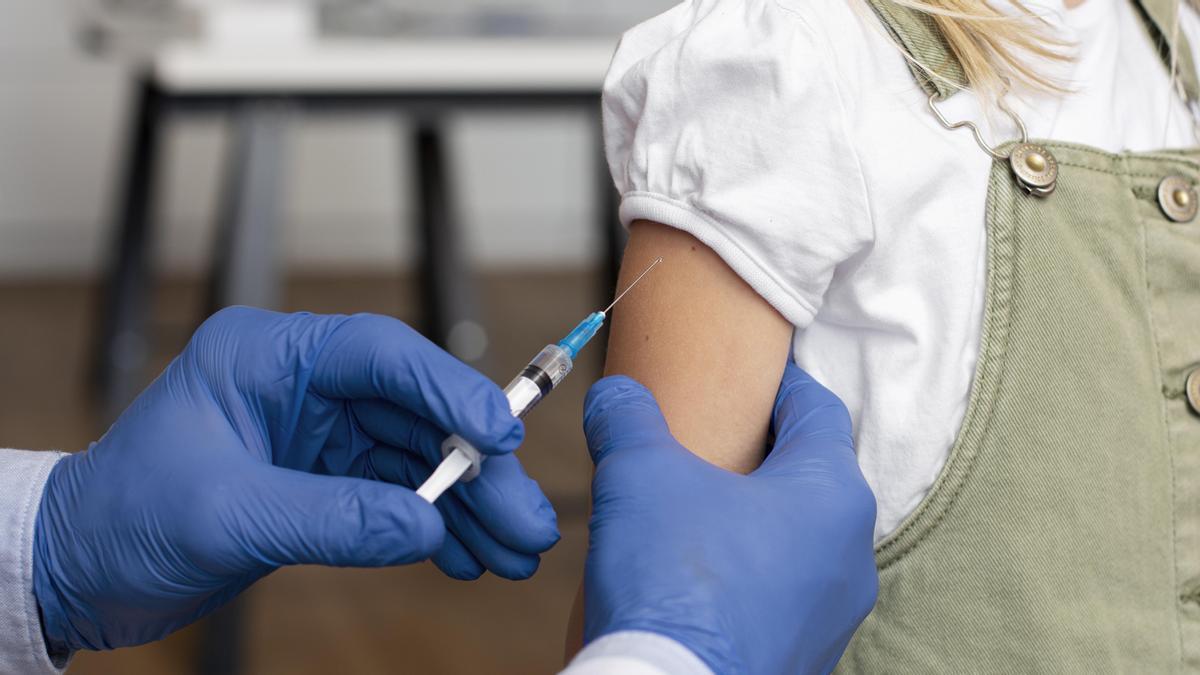 La mejor forma de prevenir la meningitis es la vacunación.