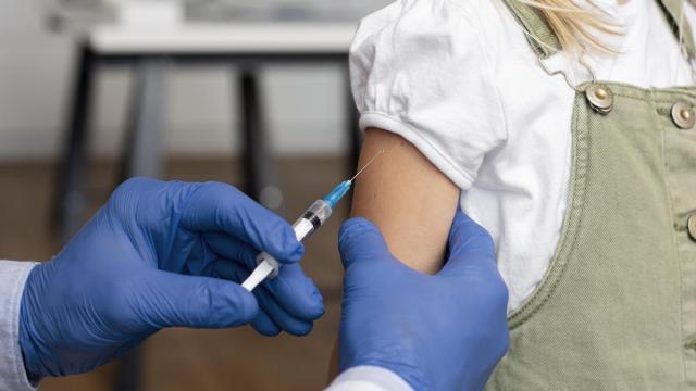 La mejor forma de prevenir la meningitis es la vacunación.