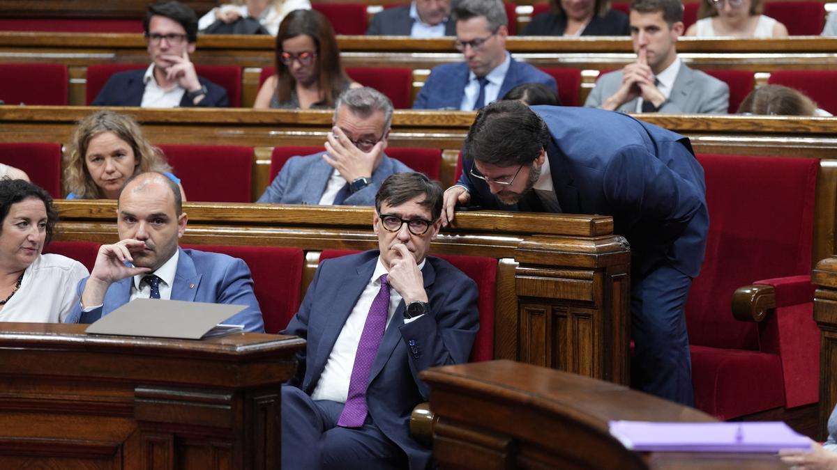 El presidente de la Generalitat, Salvador Illa, y el presidente de PSC-Units en el Parlament, Ferran Pedret, en el pleno del Parlament
