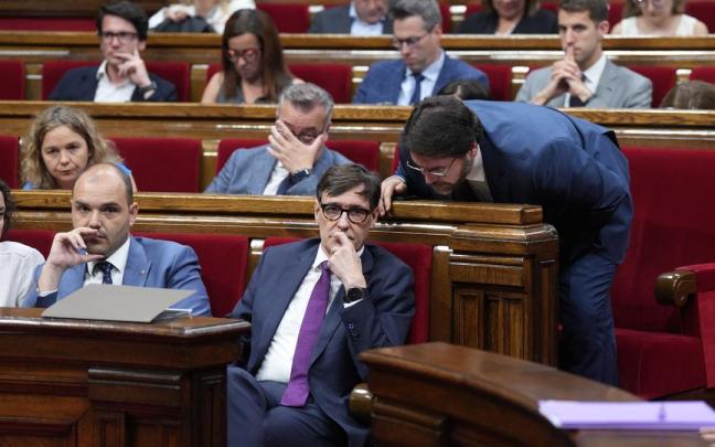 El presidente de la Generalitat, Salvador Illa, y el presidente de PSC-Units en el Parlament, Ferran Pedret, en el pleno del Parlament