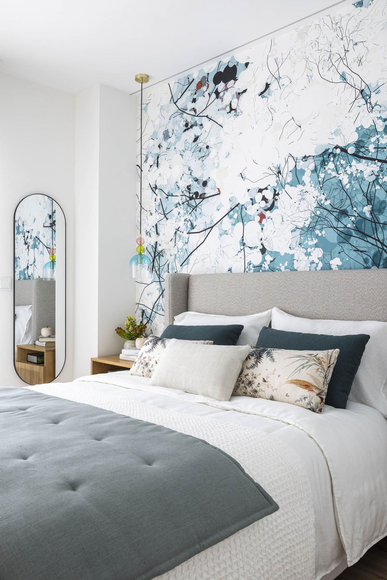 El dormitorio decorado con papel pintado de inspiración japonesa.