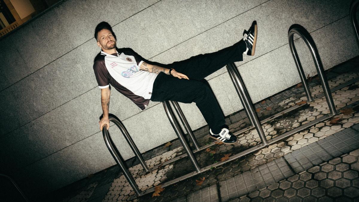 Álex Remiro luciendo la camiseta solidaria. / COOLLIGAN