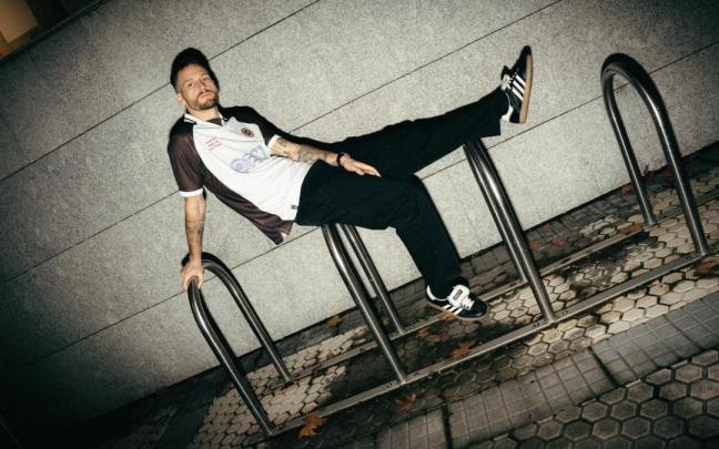 Álex Remiro luciendo la camiseta solidaria. / COOLLIGAN