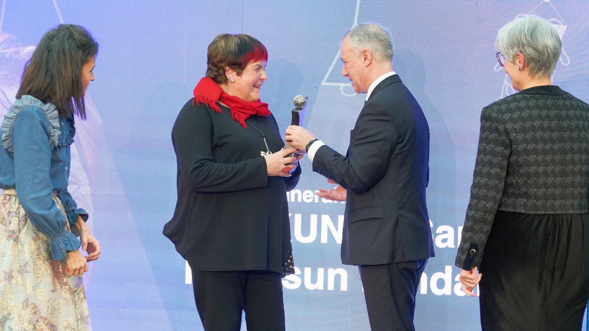 El lehendakari Urkullu entrega el premio Emakunde a la escritora Mariasun Landa.