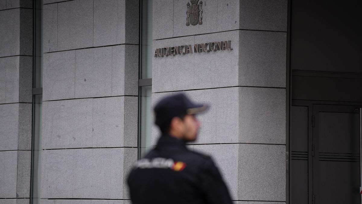 Un agente de Policía en la entrada de la Audiencia Nacional.