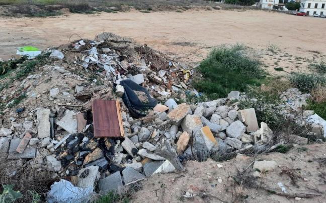 Imagen de una escombrera ilegal.