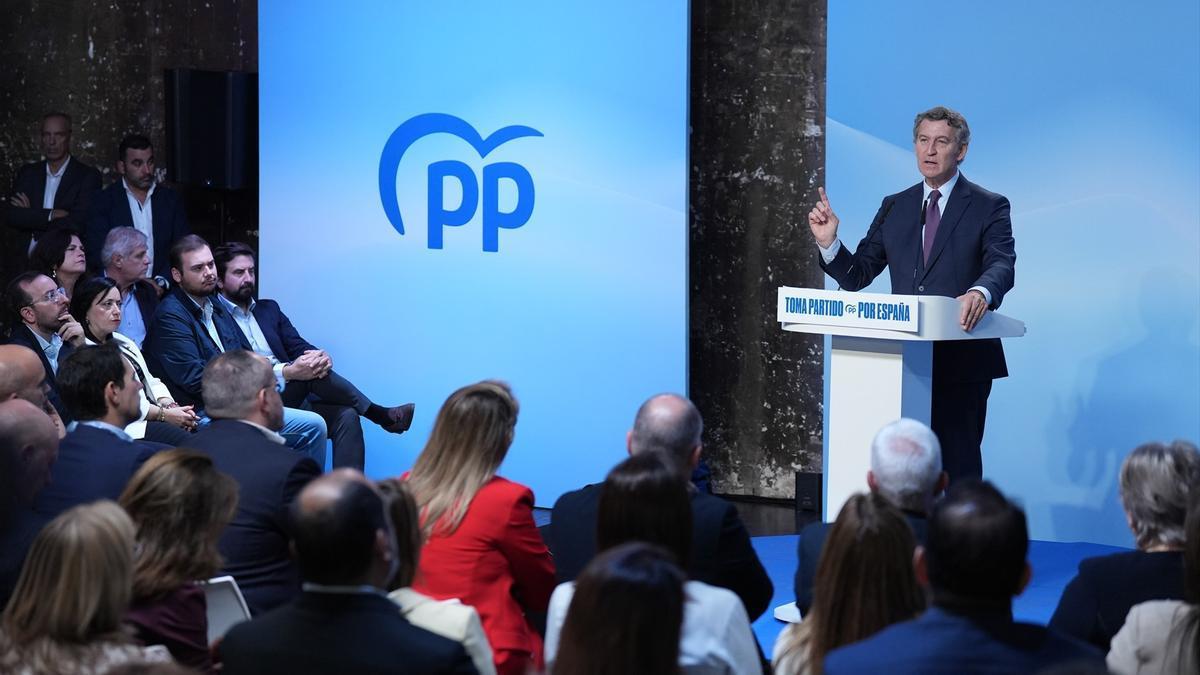 Feijóo presenta su plan de inmigración en Barcelona.