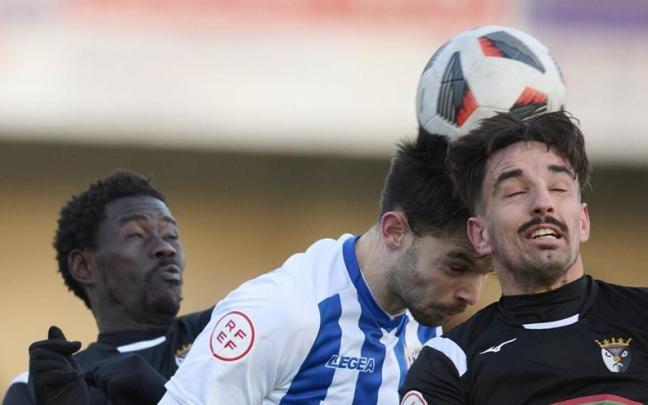 Pugna por un balón aéreo en el Izarra-Tudelano.