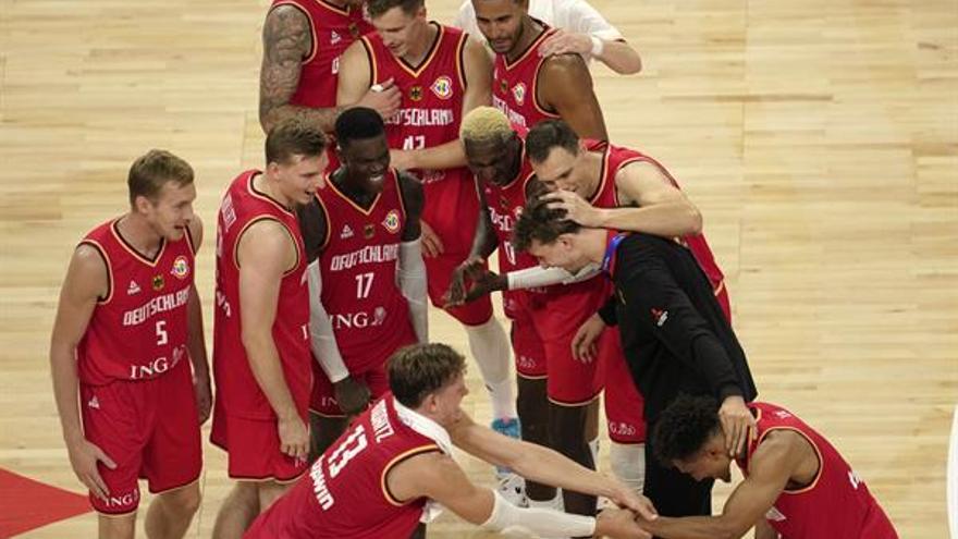 Los jugadores alemanes celebran la victoria contra Australia en Okinawa, Japón