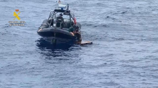 Rescatan a un hombre que trataba cruzar de Tenerife a Gran Canaria en un palet de madera