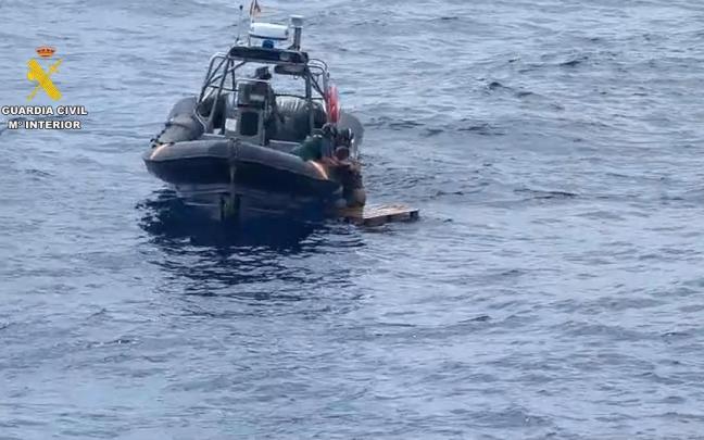 Rescatan a un hombre que trataba cruzar de Tenerife a Gran Canaria en un palet de madera