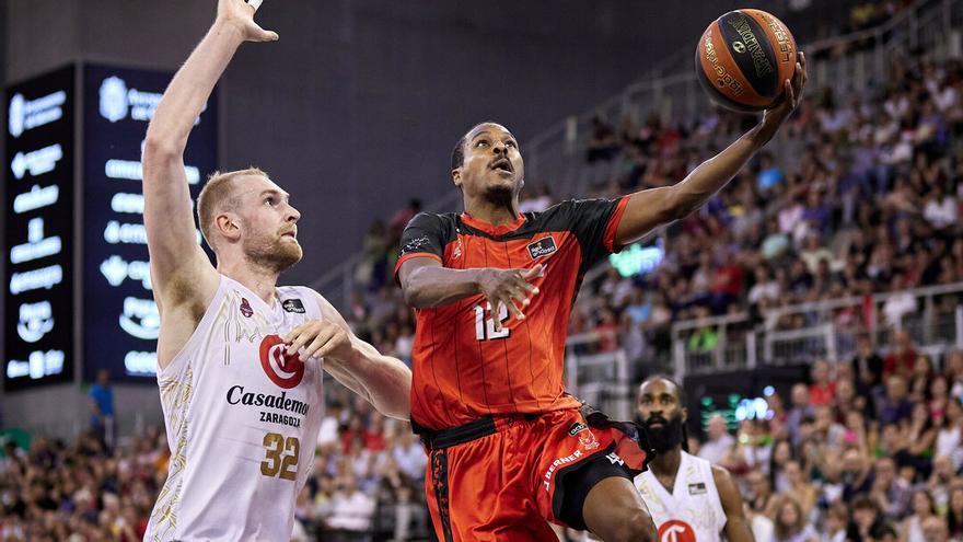 Alex Renfroe, ante Hlinason, que será compañero suyo en el Surne Bilbao Basket.